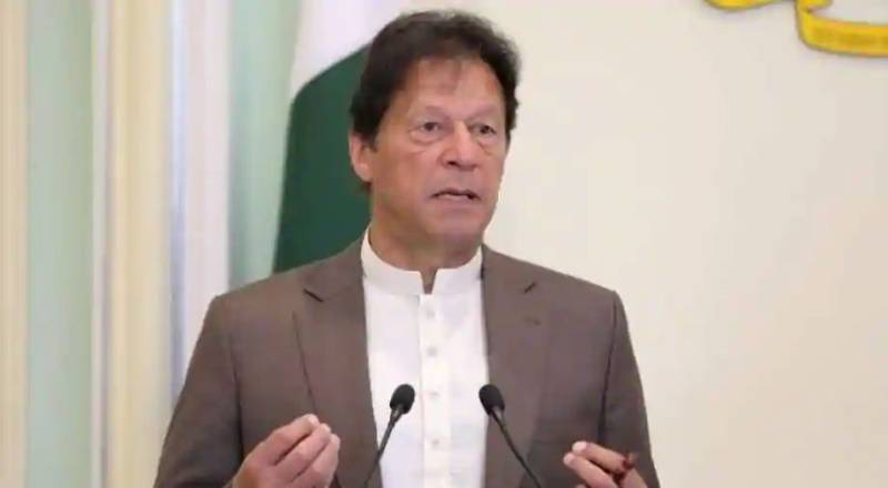 پیسے کمانے کیلئے ملک میں انگلش اسکولز کی دکانیں کھل گئیں، وزیراعظم عمران خان