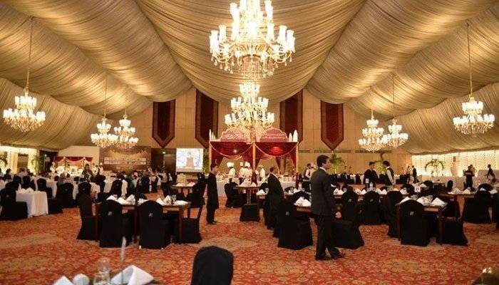 کورونا کے بڑھتے وار،شادی ہالز میں تقریب کا دورانیہ 2 گھنٹے، مہمانوں کی تعداد محدود کرنے کا فیصلہ
