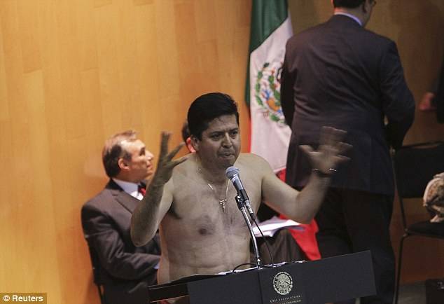میکسیکو : پارلیمنٹرین نےاجلاس کے دوران کپڑے اتار دیئے 