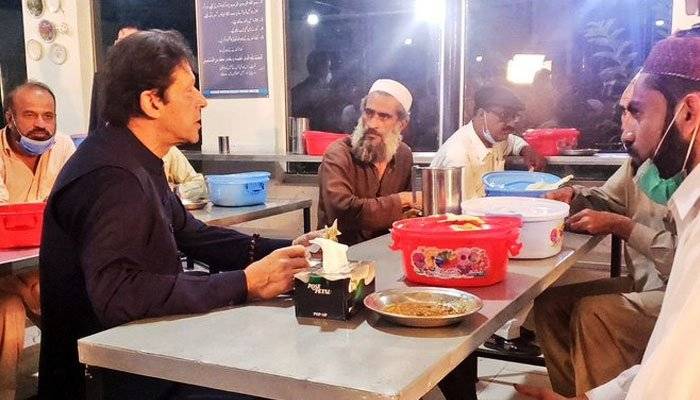 وزیراعظم کا پشاور موڑ پر پناہ گاہ کا دورہ، مسافروں کے ساتھ بیٹھ کر کھانا کھایا