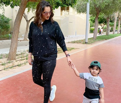 اہلیہ شعیب ملک ثانیہ مرزا کی بیٹے اذہان مرزا ملک کیساتھ چہل قدمی کی تصویر وائرل