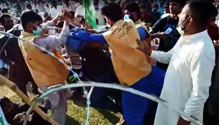 گوجرنوالہ جلسہ گاہ میں ن لیگ اور جے یو آئی کے کارکنوں کے درمیان جھگڑا