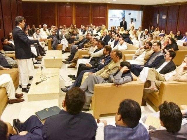 وزیراعظم عمران خان کی زیرصدارت پارلیمانی پارٹی اجلاس گرما گرمی