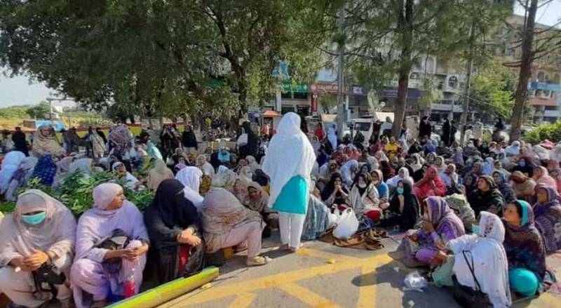 ڈی چوک میں لیڈی ہیلتھ ورکرز اور محکمہ صحت کی خواتین کا دھرنا  پانچویں روز میں داخل 