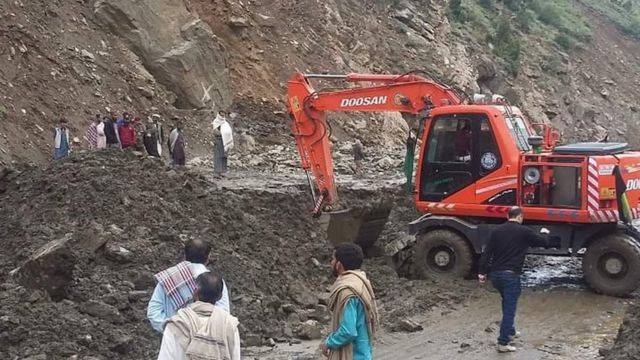 مسافر بس لیڈنگ سلائیڈنگ کی زد میں آگئی ،پاک فوج کے 4 جوان شہید