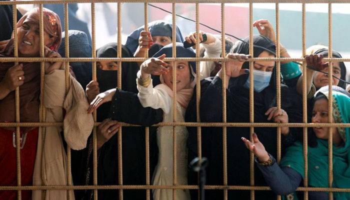 افغانستان :پاکستانی سفارتخانے کے باہر افسوسناک واقع ،12 خواتین جاں بحق 