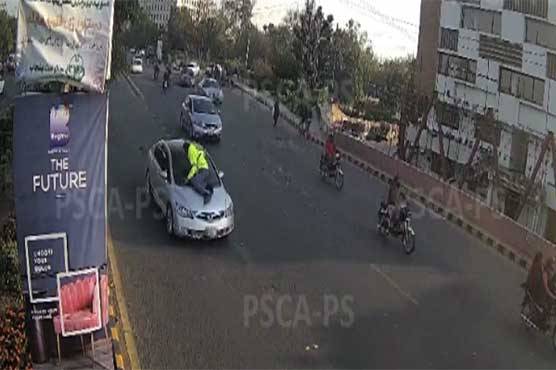 لاہور میں نامعلوم کار ڈرائیور نے گاڑی ٹریفک وارڈن پر چڑھا دی
