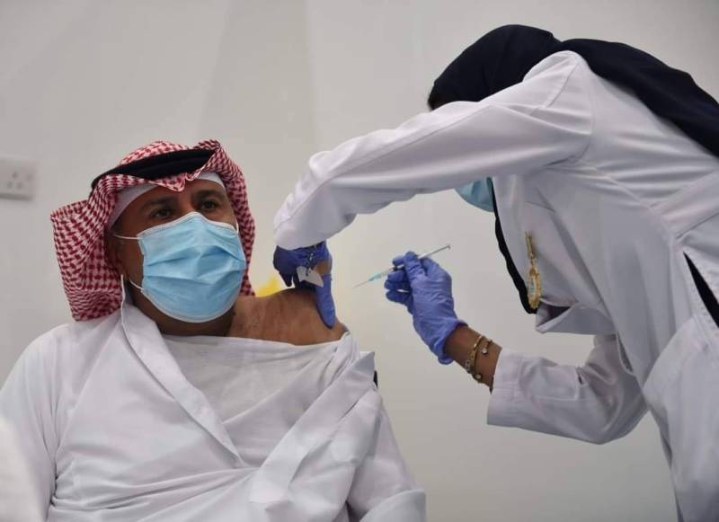 سعودی عرب میں بھی کورونا سے بچاؤ کی ویکسین لگانے کا عمل شروع