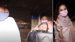 بھارتی اداکارہ سنی لیون را ت کو رکشے میں نکل پڑی 