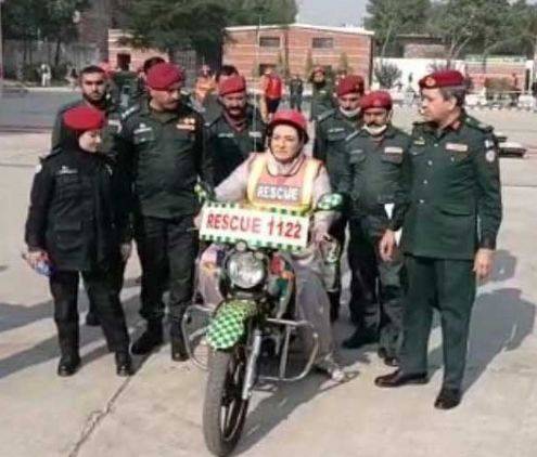 فردوس عاشق اعوان کی طرف سے موٹرسائیکل چلانے کا مظاہرہ 