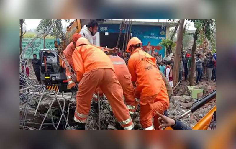 بھارتی ریاست اترپردیش  میں شمشان گھاٹ کی چھت گرنے سے21 افراد ہلاک ہوگئے