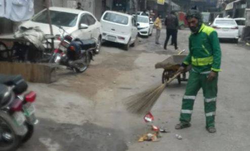 لاہور ، چھٹی کے باوجود صفائی کا عمل جاری 