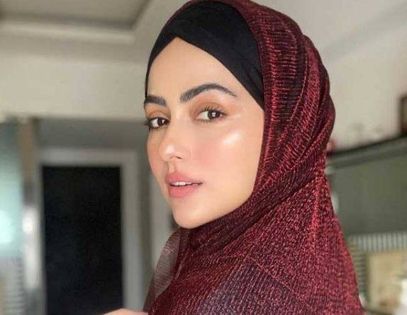 سابق بھارتی اداکارہ ثناء خان شادی کے بعد پریشان 