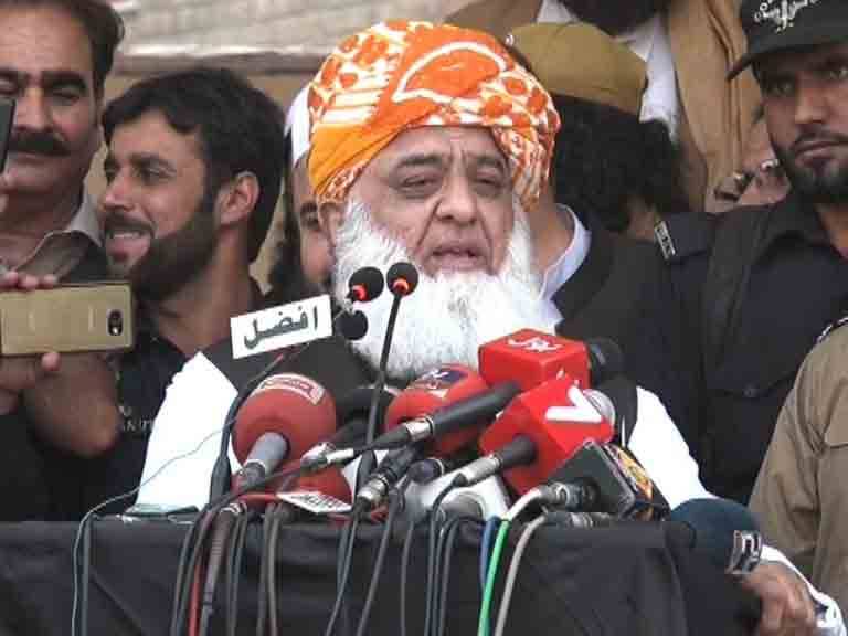 پی ڈی ایم متحد ہے اور حالات کے مطابق اپنا کارڈ کھیل رہے ہیں، مولانا فضل الرحمان