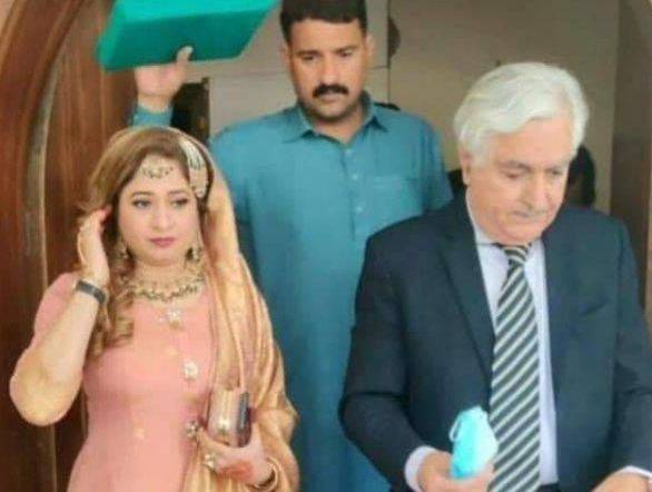 اسی سالہ سابق وزیر کی بیس سالہ لڑکی سے شادی 