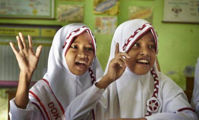 انڈونیشیا کے سکولوں میں سکارف پہننے پر پابندی عائد کردی گئی 