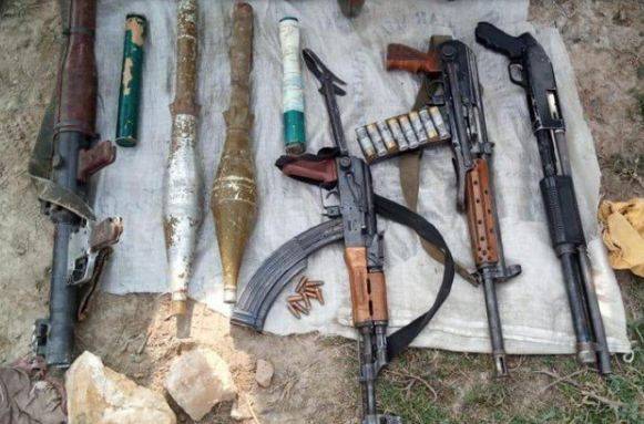 نوشہرہ میں دہشتگردوں کا چھپایا ہوا اسلحہ اور بارودی مواد برآمد کرلیا گیا 
