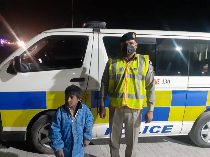 موٹروے پولیس نے 5 سالہ گونگے بہرے بچےکو والدین سے ملوا دیا