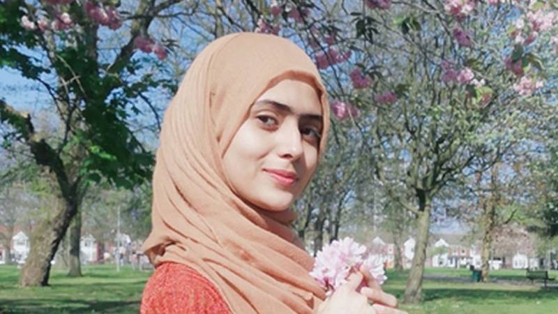ایک اور پاکستانی طالبہ نے برطانیہ میں ملک کا نام روشن کردیا