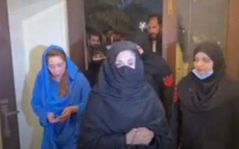 ہر کامیاب شخص کے پیچھے بیوی اک ہاتھ ہوتا ہے ، بشریٰ بی بی 