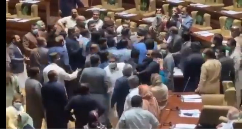 تحریک انصاف کے ایم پی ایز کا اپنے باغی ارکان پر حملہ