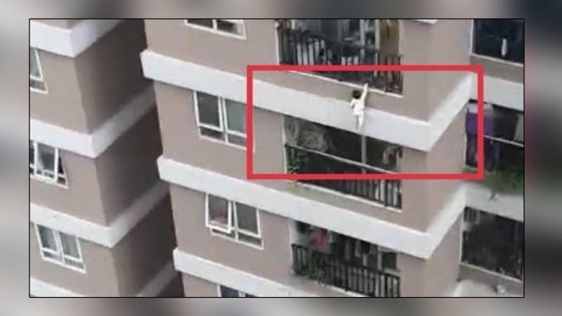 سپر ہیرو نے پلک جھپکتے ہی 12 ویں منزل سے گرنے والی بچی کو بچالیا 