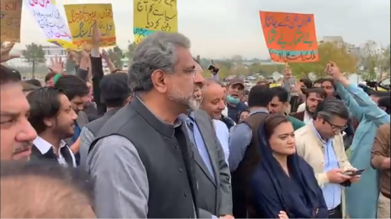 پارلیمنٹ ہاؤس کے باہر ن لیگ کے رہنماؤں اور تحریک انصاف کے کارکنوں میں ہاتھا پائی