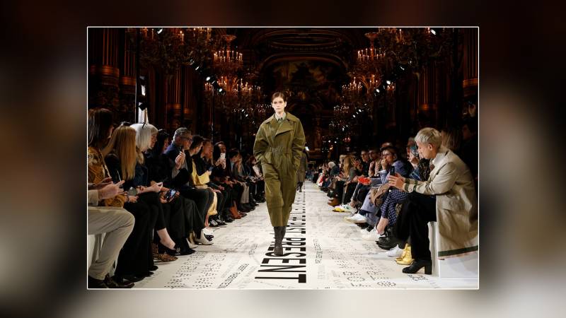  پیرس فیشن ویک میں د نیا بھر کے مشہور ڈیزائنرز کے ملبوسات کی شاندار نمائش