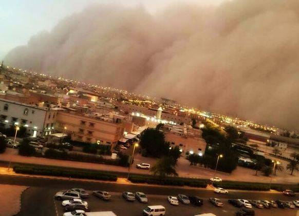 سعودی عرب سے ریت کا طوفان کویت کی طرف بڑھنے لگا 