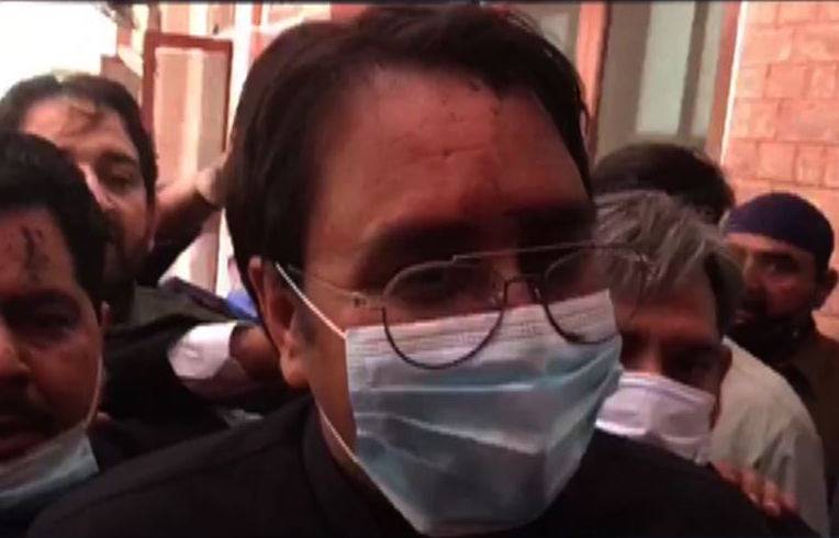 لاہور ہائیکورٹ میں پیشی، شہباز گل کو انڈے ،تھپڑ پڑ گئے