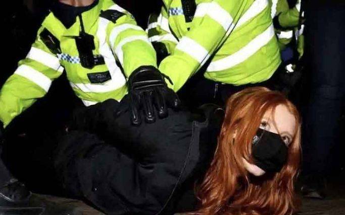 پولیس افسر کے ہاتھوں خاتون کے قتل پر احتجاج نے زور پکڑلیا 