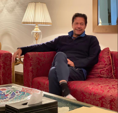 وزیراعظم عمران خان کی قرنطینہ کے دوران ایک اور تصویر منظرعام پر آ گئی