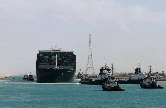 مصر: نہر سوئز میں پھنسے مال بردار جہاز کو کس طریقے سے نکالا گیا 