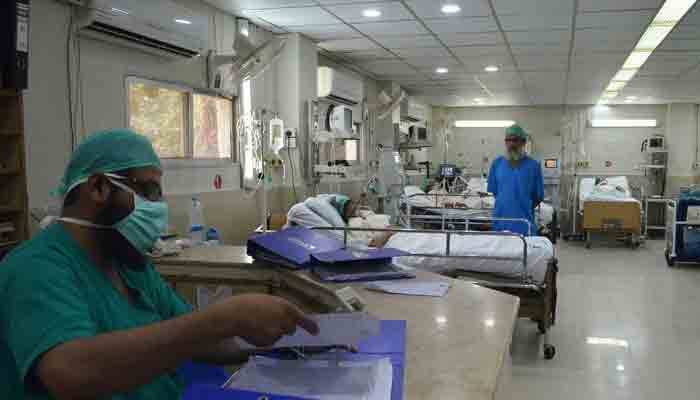 سروسز ہسپتال لاہور کے 110 ڈاکٹرز بھی کورونا شکار ہو گئے، عملے کی قلت