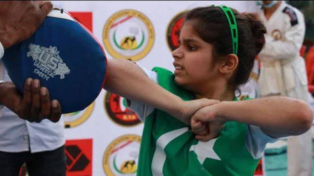 آٹھ سالہ پاکستانی مارشل آرٹس کھلاڑی فاطمہ نسیم نے بھارتی خاتون سے ورلڈ ریکارڈ دوبارہ چھین لیا
