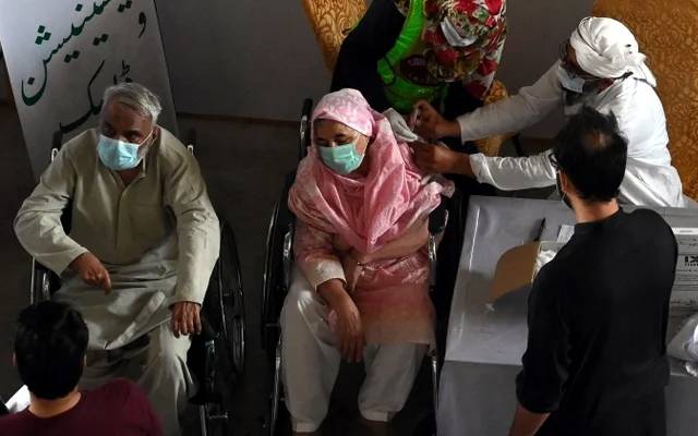 پاکستان میں 65 سال سے زائد عمر کے افراد کسی بھی سینٹر سے کورونا ویکسین لگوا سکتے ہیں، این سی او سی کی نئی گائیڈ لائنز جاری