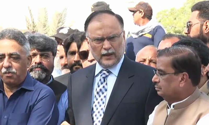 حکومت چاہتی ہے پاکستان میں تمام کاروبار ٹھپ ہوجائے: احسن اقبال
