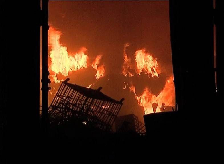 کراچی میں آگ،لاکھوں کا کپڑا اور گاڑیاں جل گئیں