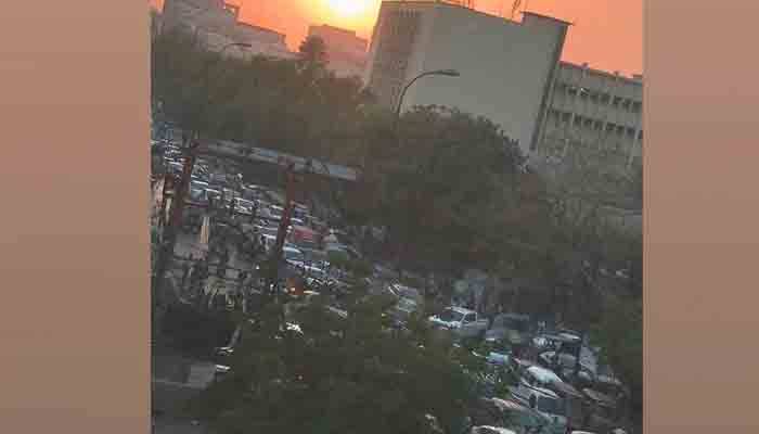 مذہبی جماعت کے سربراہ کی گرفتاری پر ملک کے مختلف شہروں میں احتجاج، ٹریفک جام