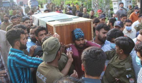 احتجاجی مظاہرین کے تشدد سے ایک اور پولیس اہلکارشہید ہوگیا 