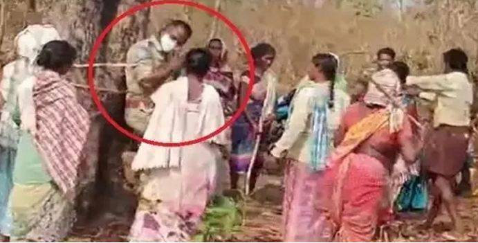 قبائلی خواتین نے محکمہ جنگلات کے افسران کو تشددکے بعد درخت سے باندھ دیا 