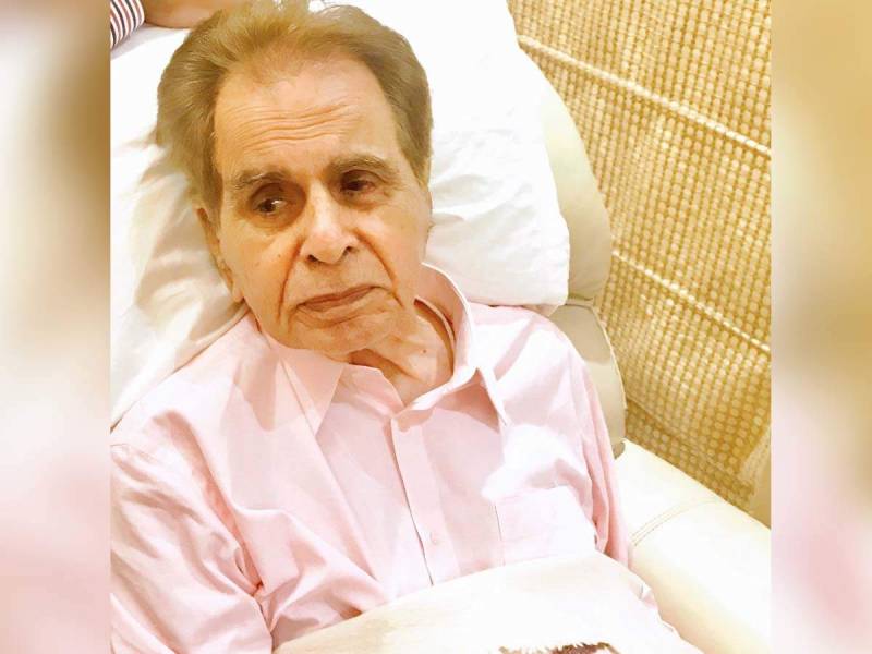  کروڑوں شائقین کے دلوں پر راج کرنے والے اداکار دلیپ کمار کی زندگی کے نشیب و فراز 