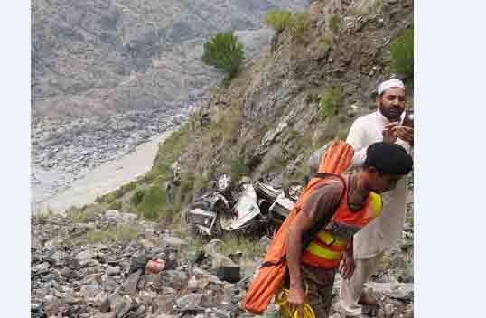  کوہستان، میت لے کر جانیوالی ایمبولینس کھائی میں جا گری، 8 افراد جاں بحق