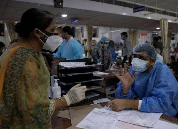 بھارتی ہسپتال میں میڈیکل کے طالبعلم کو کورونا کے مریضوں کو داخل کرنے کااختیار سونپ دیا گیا 