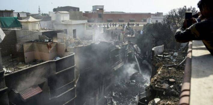 کراچی میں گرکر تباہ ہونے والی بدقسمت پرواز کے متاثرین نے ایک سال بعد پھر مطالبات دہرا دیئے