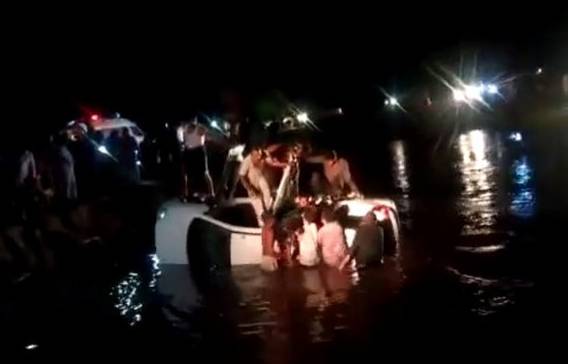 مسافر وین نہر میں گر گئی، 7 بچوں سمیت ایک ہی خاندان کے 11 افراد جاں بحق 
