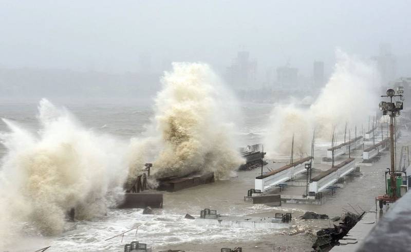 سمندری طوفان تاؤتے بھارت کے ساحل سے ٹکرا گیا