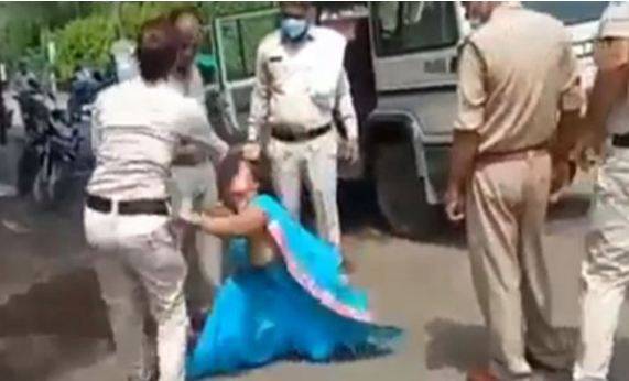 ماسک نہ پہننے پر بھارتی پولیس کا خاتون پر تشدد ، ویڈیو وائرل ہوگئی 