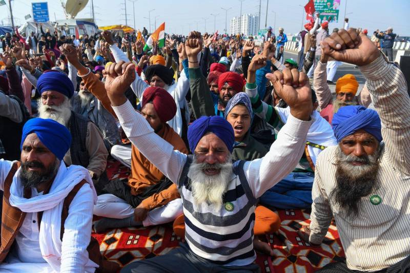 بھارتی کسان متنازعہ زرعی قوانین کے خلاف احتجاج کو 6 ماہ مکمل ہونے پر آج یوم سیاہ منا ر ہے ہیں
