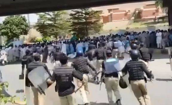 احتجاج کرنے والے یونیورسٹی ملازمین پر پولیس کا لاٹھی چارج ،10 گرفتار ،مظاہرین منتشر 